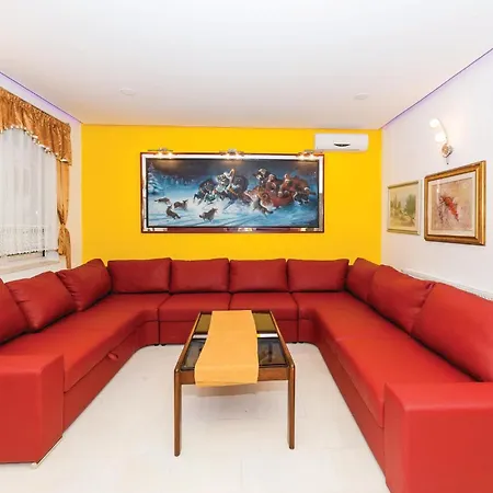 8 Bedroom Lovely In Okrug Gornji بيت للعطل تروغير