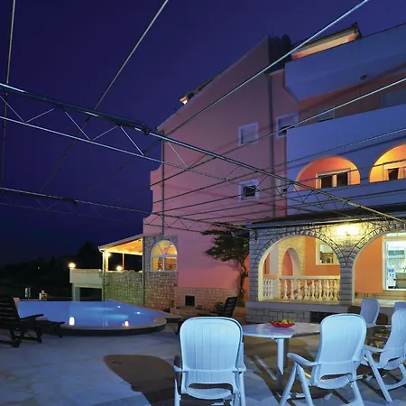 8 Bedroom Lovely In Okrug Gornji تروغير