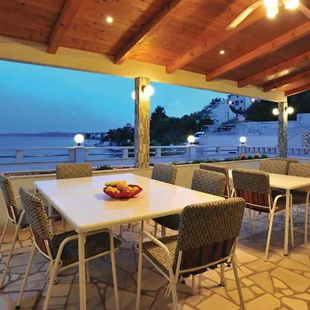 8 Bedroom Lovely In Okrug Gornji بيت للعطل