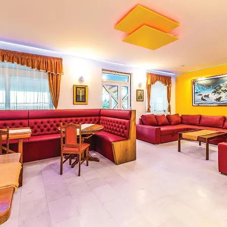 بيت للعطل 8 Bedroom Lovely In Okrug Gornji