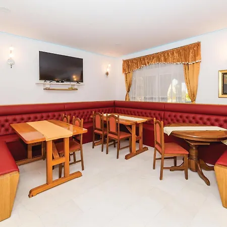 8 Bedroom Lovely In Okrug Gornji بيت للعطل *