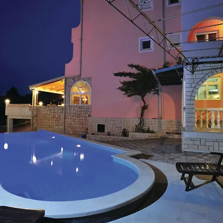 بيت للعطل 8 Bedroom Lovely In Okrug Gornji تروغير