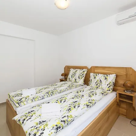 بيت للعطل 8 Bedroom Lovely In Okrug Gornji تروغير