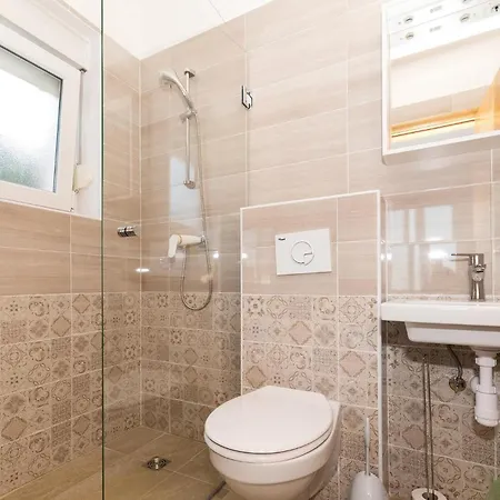 بيت للعطل 8 Bedroom Lovely In Okrug Gornji