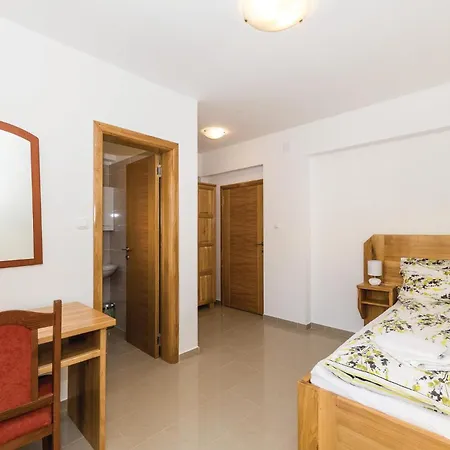 8 Bedroom Lovely In Okrug Gornji تروغير
