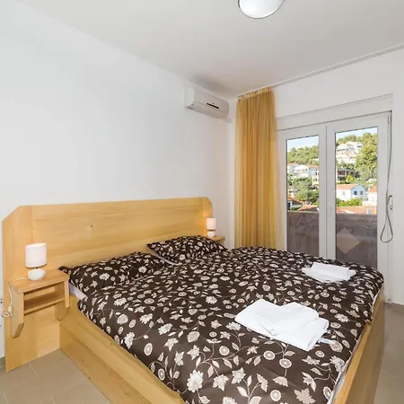 8 Bedroom Lovely In Okrug Gornji بيت للعطل تروغير