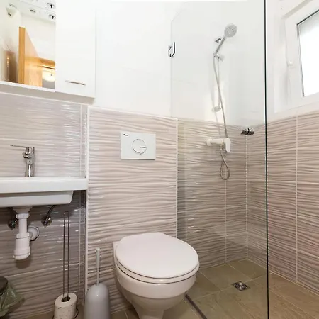 8 Bedroom Lovely In Okrug Gornji بيت للعطل *