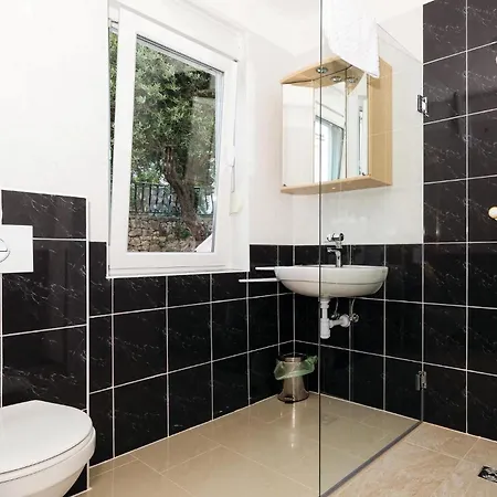 8 Bedroom Lovely In Okrug Gornji بيت للعطل تروغير
