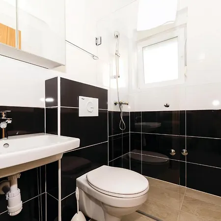 8 Bedroom Lovely In Okrug Gornji تروغير