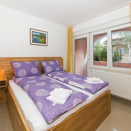 8 Bedroom Lovely In Okrug Gornji بيت للعطل