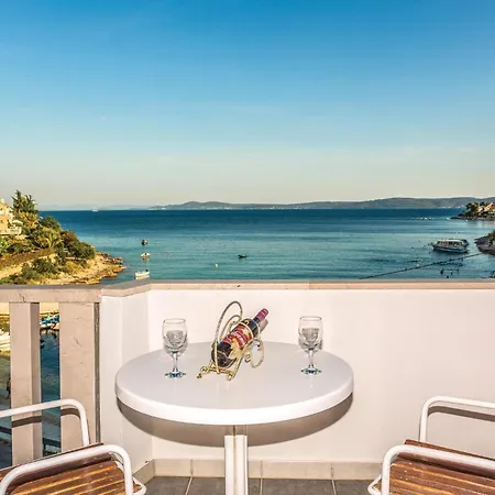 8 Bedroom Lovely In Okrug Gornji بيت للعطل تروغير