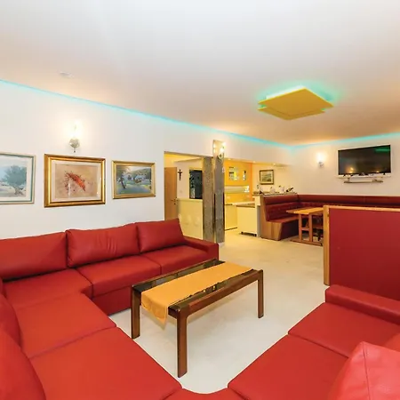8 Bedroom Lovely In Okrug Gornji بيت للعطل