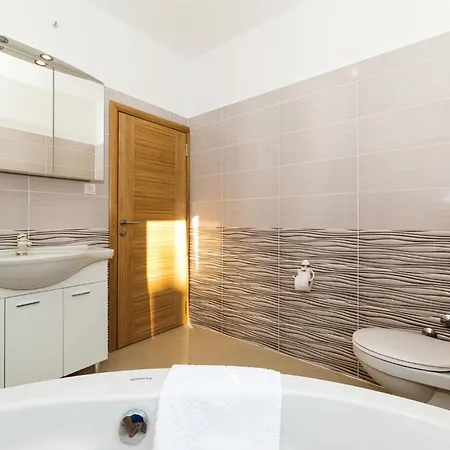 8 Bedroom Lovely In Okrug Gornji