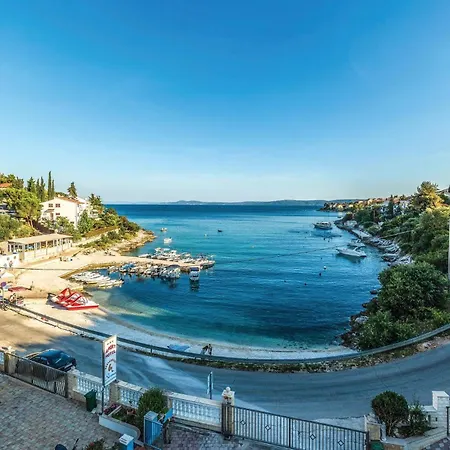 بيت للعطل 8 Bedroom Lovely In Okrug Gornji تروغير