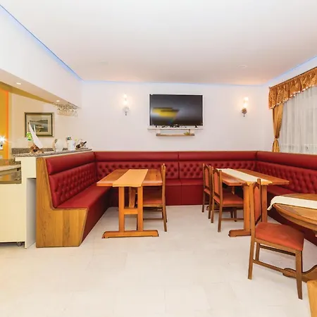 8 Bedroom Lovely In Okrug Gornji *