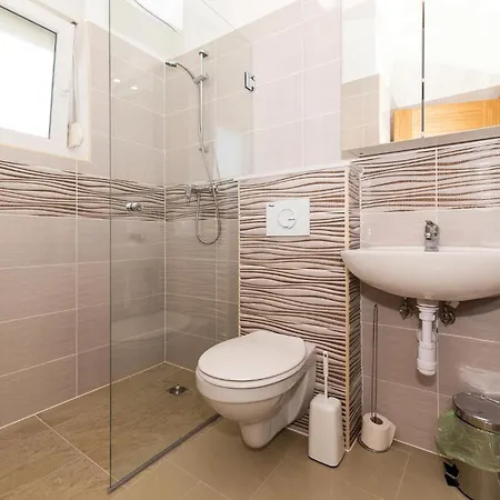 8 Bedroom Lovely In Okrug Gornji
