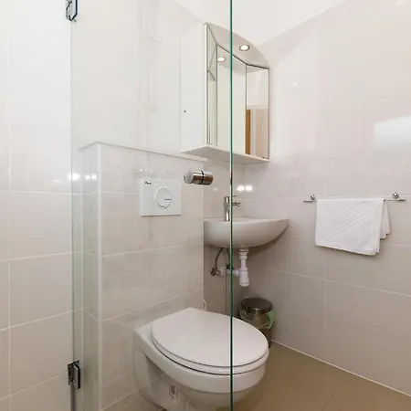 8 Bedroom Lovely In Okrug Gornji Hébergement de vacances *