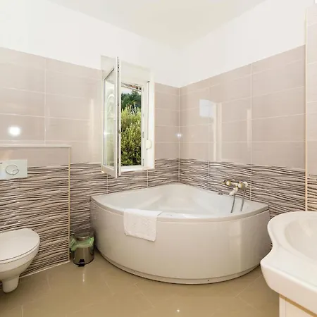 Hébergement de vacances 8 Bedroom Lovely In Okrug Gornji Trogir