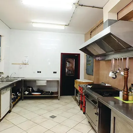 Hébergement de vacances 8 Bedroom Lovely In Okrug Gornji *